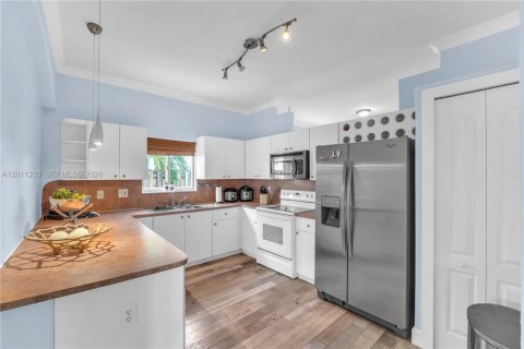 Villa ou maison à louer à Miami, Floride: 4 chambres, 158.68 m2 № 2171089 - photo 14