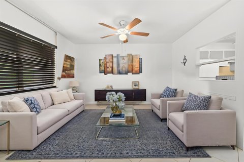 Condo in West Palm Beach, Florida, 1 bedroom  № 2392136 - photo 4