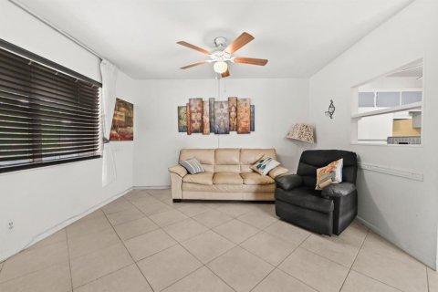 Condo in West Palm Beach, Florida, 1 bedroom  № 2392136 - photo 5