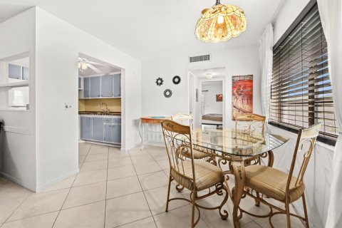Condo in West Palm Beach, Florida, 1 bedroom  № 2392136 - photo 9