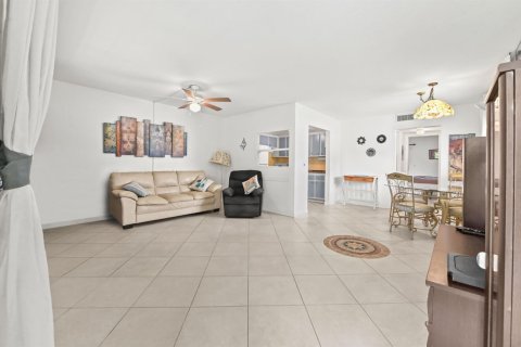 Condo in West Palm Beach, Florida, 1 bedroom  № 2392136 - photo 2