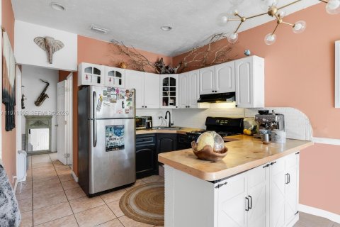 Commercial property in Miami, Florida 138.52 sq.m. № 2030784 - photo 12