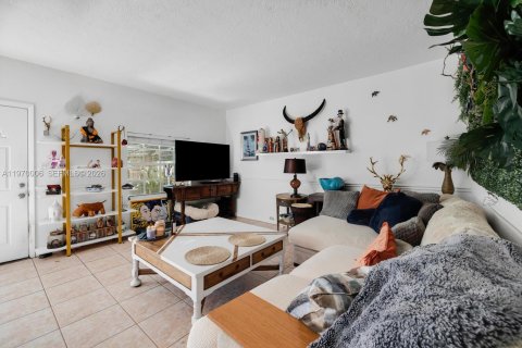 Commercial property in Miami, Florida 138.52 sq.m. № 2030784 - photo 8