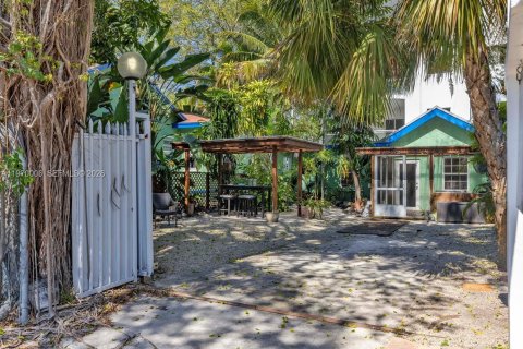 Commercial property in Miami, Florida 138.52 sq.m. № 2030784