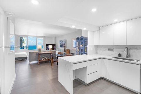 Condo in Miami Beach, Florida  № 1950086 - photo 1