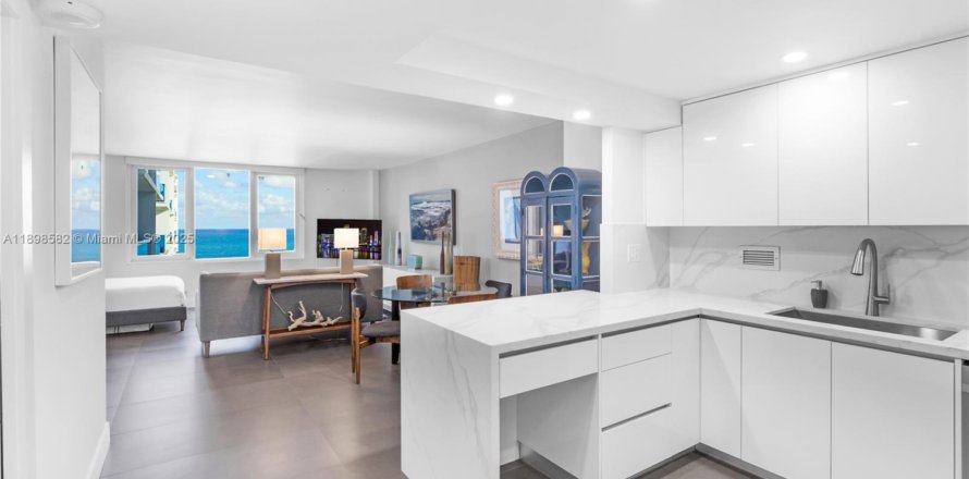 Studio in the Condo in Miami Beach, Florida  № 1950086