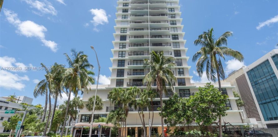 Condominio en Miami Beach, Florida, 2 dormitorios  № 2078014