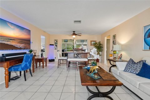 House in Pompano Beach, Florida 2 bedrooms, 128.39 sq.m. № 2083957 - photo 7