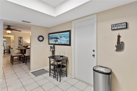 House in Pompano Beach, Florida 2 bedrooms, 128.39 sq.m. № 2083957 - photo 14
