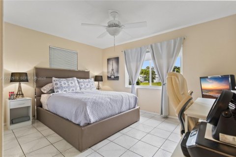 House in Pompano Beach, Florida 2 bedrooms, 128.39 sq.m. № 2083957 - photo 21