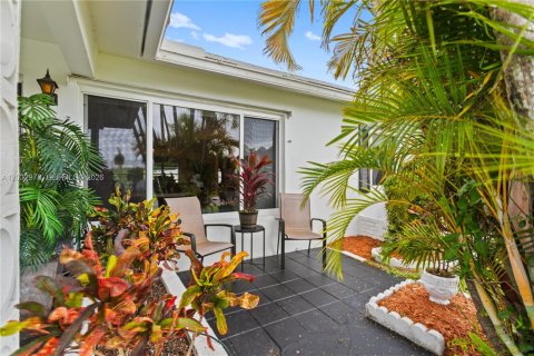 House in Pompano Beach, Florida 2 bedrooms, 128.39 sq.m. № 2083957 - photo 3