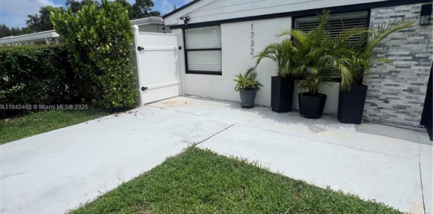House in North Miami Beach, Florida 2 bedrooms, 105.54 sq.m. № 1838737