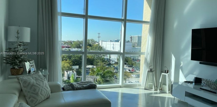 Condominio en Miami, Florida, 1 dormitorio  № 1788399