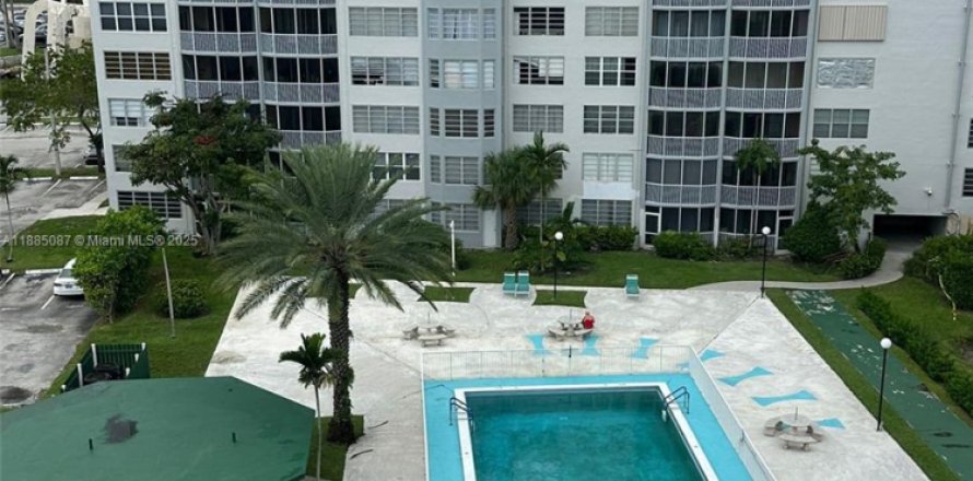 Кондоминиум с 1 спальней в Майами, Флорида № 2012467