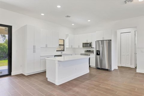 House in Port Charlotte, Florida 4 bedrooms, 161.93 sq.m. № 1760072 - photo 7