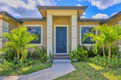 House in Port Charlotte, Florida 4 bedrooms, 161.93 sq.m. № 1760072 - photo 2