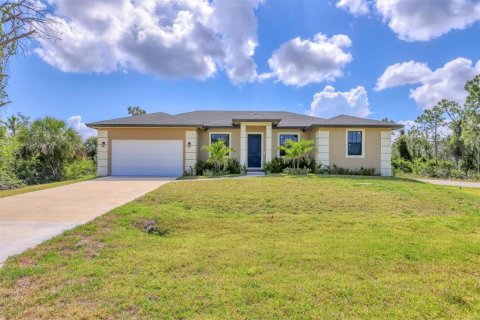 House in Port Charlotte, Florida 4 bedrooms, 161.93 sq.m. № 1760072 - photo 1