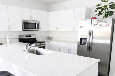 Touwnhouse à louer à Homestead, Floride: 4 chambres, 175.77 m2 № 1993093 - photo 2