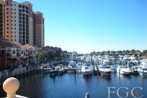 Condo in Cape Coral, Florida, 2 bedrooms  № 1875180 - photo 5