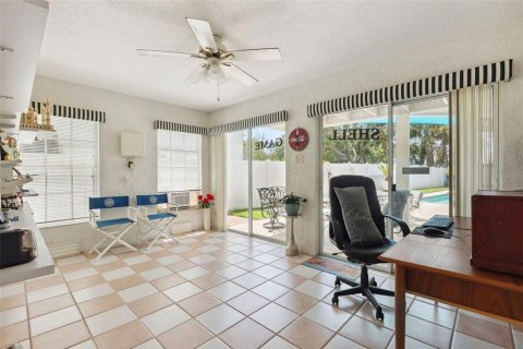 House in Saint Petersburg, Florida 3 bedrooms, 239.04 sq.m. № 1717313 - photo 5