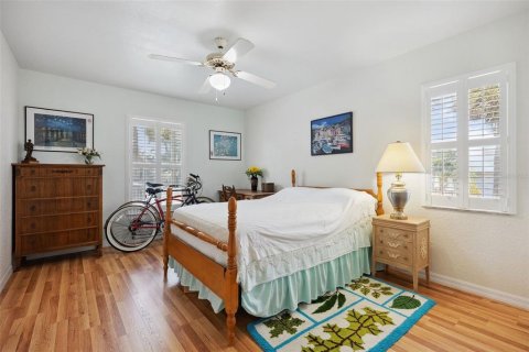 House in Saint Petersburg, Florida 3 bedrooms, 239.04 sq.m. № 1717313 - photo 19