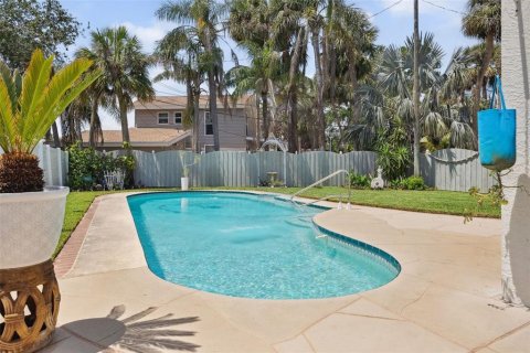 House in Saint Petersburg, Florida 3 bedrooms, 239.04 sq.m. № 1717313 - photo 30