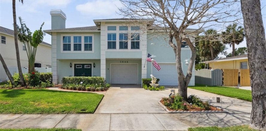 House in Saint Petersburg, Florida 3 bedrooms, 239.04 sq.m. № 1717313
