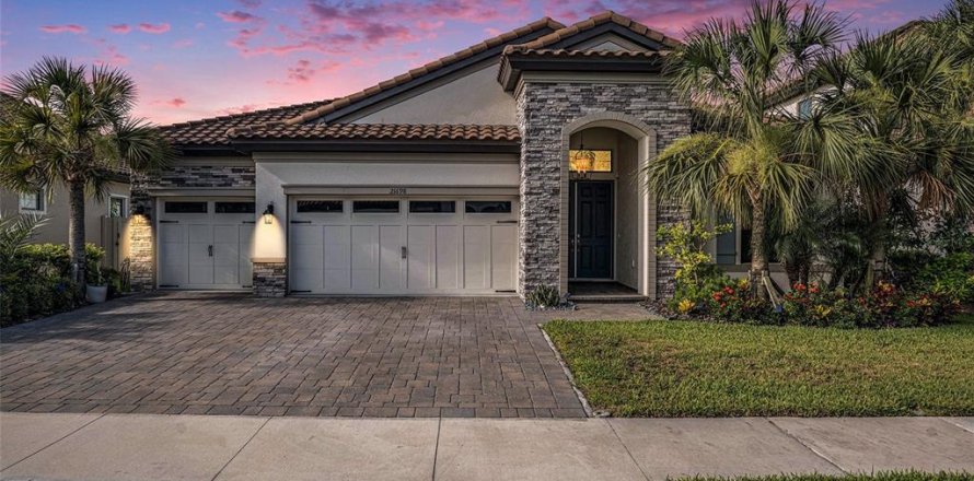House in Land O' Lakes, Florida 4 bedrooms, 236.34 sq.m. № 1815764