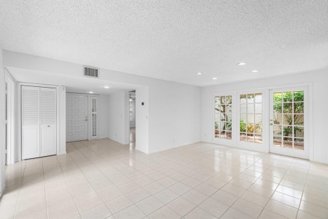 House in Boynton Beach, Florida 3 bedrooms, 176.24 sq.m. № 2181058 - photo 15