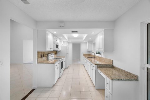 House in Boynton Beach, Florida 3 bedrooms, 176.24 sq.m. № 2181058 - photo 6