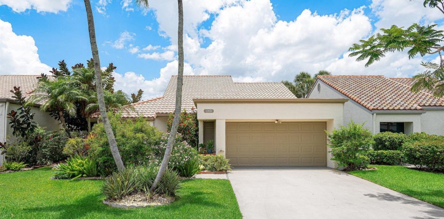 House in Boynton Beach, Florida 3 bedrooms, 176.24 sq.m. № 2181058