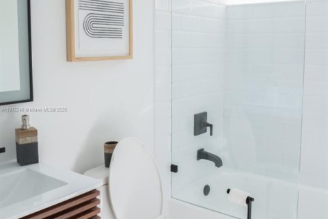 Condo in Coral Gables, Florida, 2 bedrooms  № 1973922 - photo 11