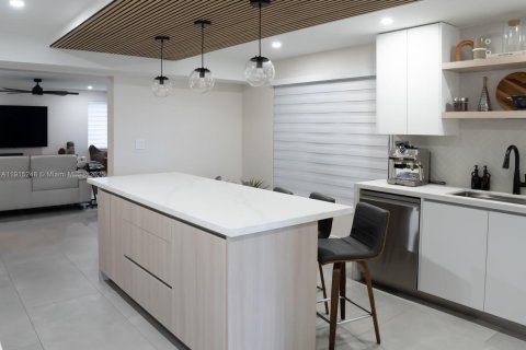 Condo in Coral Gables, Florida, 2 bedrooms  № 1973922 - photo 3