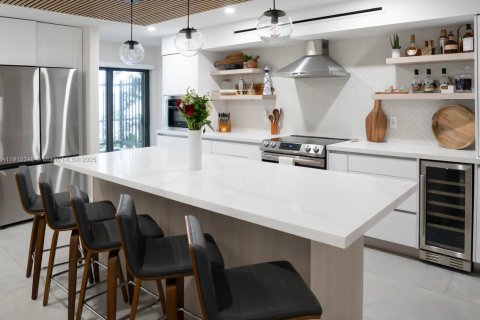 Condo in Coral Gables, Florida, 2 bedrooms  № 1973922 - photo 2