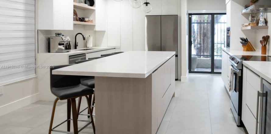 Condo in Coral Gables, Florida, 2 bedrooms  № 1973922