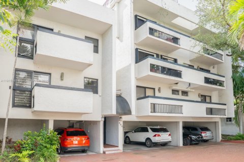 Condo in Coral Gables, Florida, 2 bedrooms  № 1973922 - photo 12