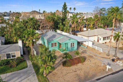 House in Saint Pete Beach, Florida 2 bedrooms, 74.79 sq.m. № 1550547 - photo 1