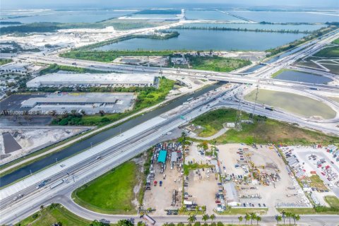 Commercial property in Hialeah Gardens, Florida № 1989305 - photo 20