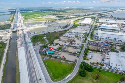 Commercial property in Hialeah Gardens, Florida № 1989305 - photo 7