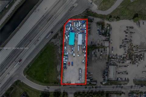 Commercial property in Hialeah Gardens, Florida № 1989305 - photo 19