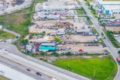 Commercial property in Hialeah Gardens, Florida № 1989305 - photo 9