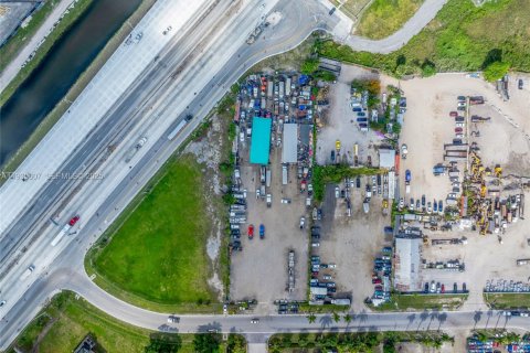 Commercial property in Hialeah Gardens, Florida № 1989305 - photo 17