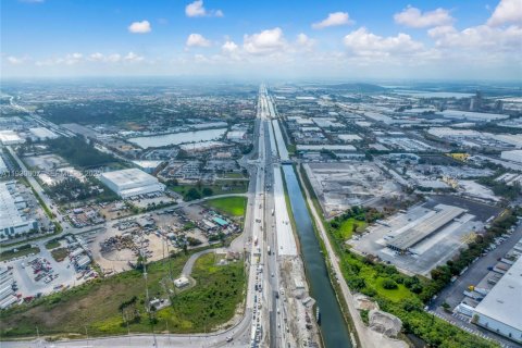 Commercial property in Hialeah Gardens, Florida № 1989305 - photo 11