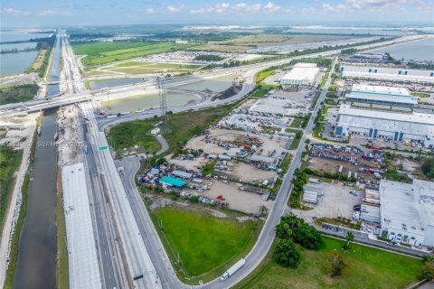 Commercial property in Hialeah Gardens, Florida № 1989305 - photo 5