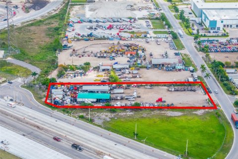 Commercial property in Hialeah Gardens, Florida № 1989305 - photo 12
