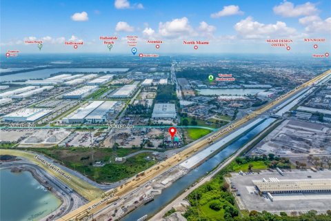 Commercial property in Hialeah Gardens, Florida № 1989305 - photo 2