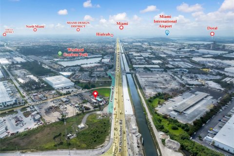 Commercial property in Hialeah Gardens, Florida № 1989305 - photo 13