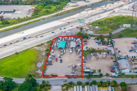Commercial property in Hialeah Gardens, Florida № 1989305 - photo 18