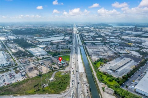 Commercial property in Hialeah Gardens, Florida № 1989305 - photo 14