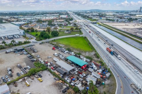 Commercial property in Hialeah Gardens, Florida № 1989305 - photo 4